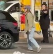 Un servicentro Shell de Las Condes se convirtió en el centro de una historia viral y policial luego de que una mujer cargara bencina y agrediera violentamente a los trabajadores tras no realizar el pago correspondiente. ¡Detalles!