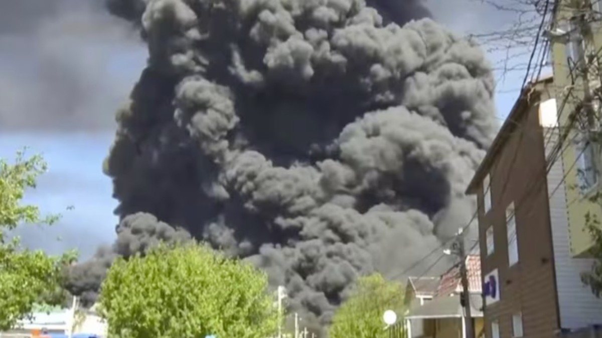 Ucrania golpea estratégica refinería rusa y provoca incendio de gran magnitud