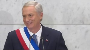 'Que Dios lo bendiga a usted también': Así respondió Kast cuando le gritaron mentiroso en plena Cuenta Pública