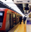 Durante la tarde de este lunes, Metro de Santiago informó el cierre de varias estaciones de la Línea 5 debido a la presencia de una persona en la vía, situación que obligó a interrumpir parcialmente el servicio.