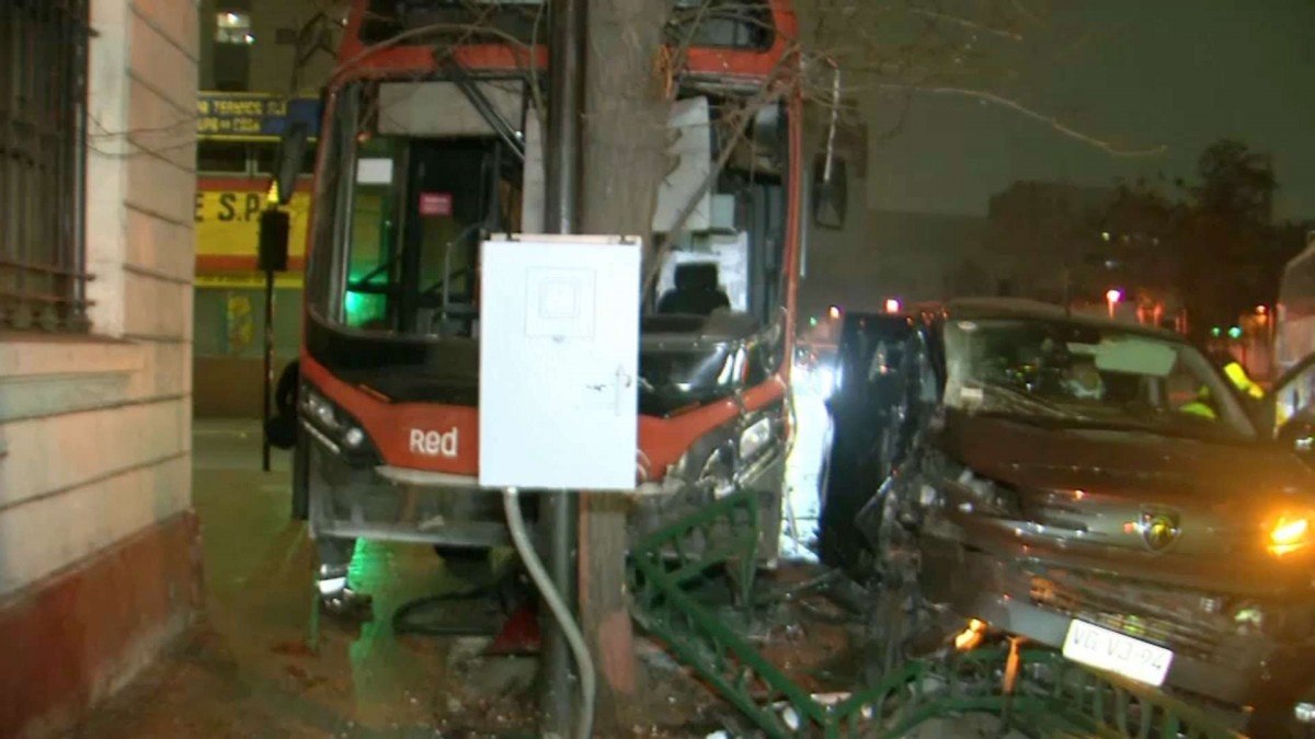 Bus del sistema RED colisionó con una van en plena Alameda: Hay restricción de pistas