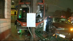 Bus del sistema RED colisionó con una van en plena Alameda: Hay restricción de pistas