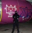 Un grafitero vulneró la seguridad del Aeropuerto Arturo Merino Benítez e ingresó para realizar rayados en la turbina de un avión. El mismo sujeto subió registros de su acción a su cuenta de Instagram.