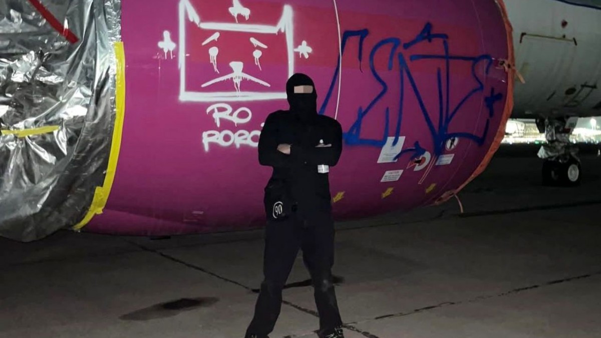 Grafitero ingresó al Aeropuerto de Santiago y vandalizó uno de los aviones: Subió registros a su cuenta de Instagram