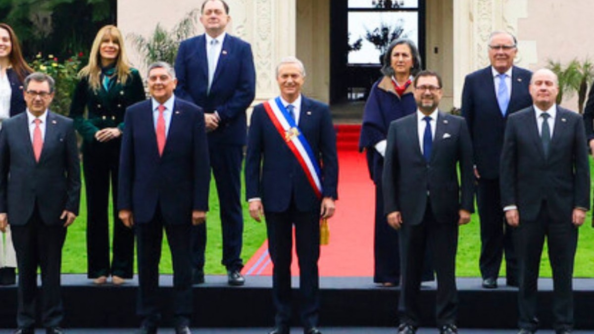 Presidente Kast se toma la fotografía oficial junto a su gabinete antes de la Cuenta Pública