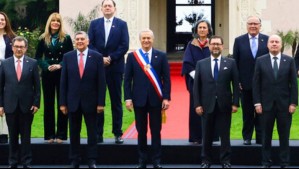 Presidente Kast se toma la fotografía oficial junto a su gabinete antes de la Cuenta Pública