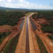 Brasil avanza en la construcción del río artificial más largo de América Latina. La obra tendrá más de 145 kilómetros y busca llevar agua a una de las zonas más áridas del noreste del país.