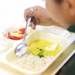 Alumnos y miembros de una comunidad educativa en Coronel resultaron intoxicados tras consumir alimentos de Junaeb. La empresa responsable arriesga multas por más de $600 millones y el término anticipado del contrato.