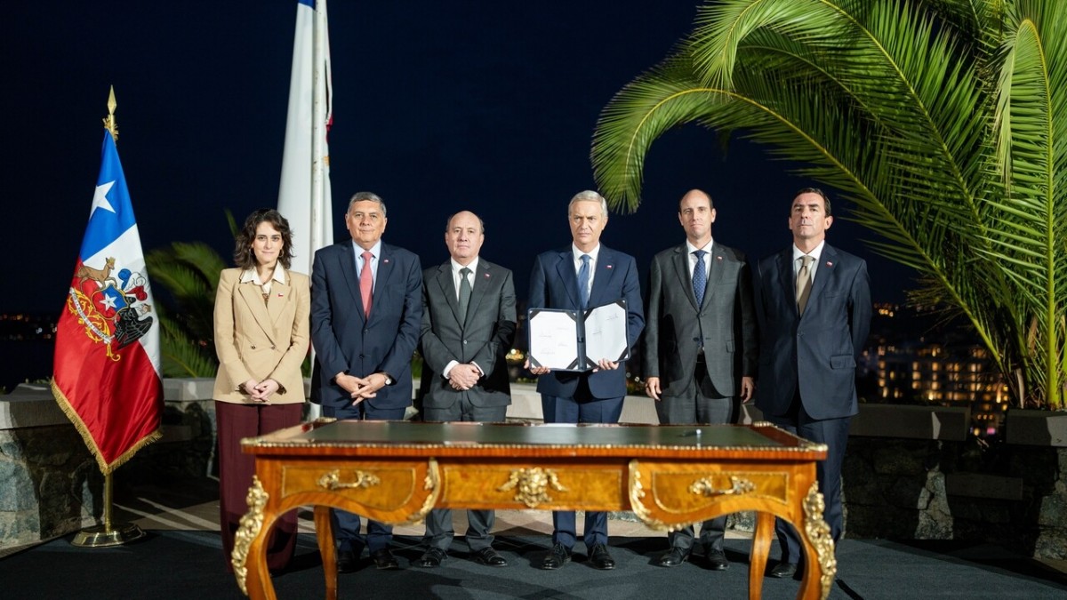 Desde Cerro Castillo: Presidente Kast firmó proyecto de registro de vándalos y el decreto del Plan Retorno