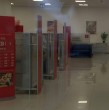 La PDI llegó a una sucursal bancaria del Banco Santander en el centro de Santiago, con el objetivo de realizar un allanamiento en el marco de un megaoperativo contra el Tren de Aragua. Un ejecutivo bancario es el presunto responsable.