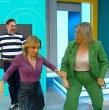 Mira el video que muestra a Karen Doggenweiler y Marianne Schmidt, conocida también como la Gringa, haciendo una performance de gimnasia en el nuevo estudio de Mucho Gusto.