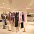 Una reconocida marca internacional de moda reabrió una de sus tiendas más importantes en Santiago con un nuevo concepto inspirado en el modernismo catalán y una experiencia de compra renovada.