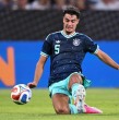 Aleksandar Pavlovic tiene 22 años, nació en Múnich y tiene raíces serbias. Mediocentro del Bayern Munich convocado a Alemania, tuvo que elegir entre jugar para Alemania o Serbia. La Mannschaft juega en el Grupo E del Mundial 2026.