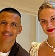 Alexis Sánchez compartió inéditas fotos familiares junto a Alexandra Litvinova y Bela, la hija de ambos. El futbolista mostró escenas íntimas de vacaciones que emocionaron a sus seguidores.