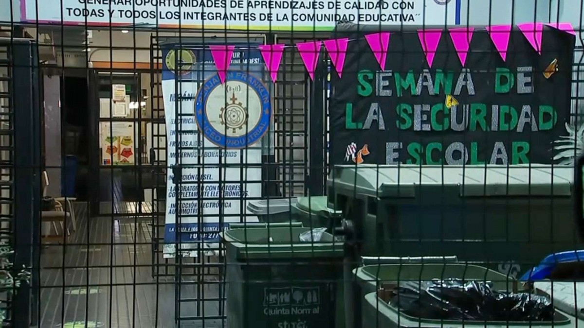 Adolescente de colegio de Quinta Normal agredió con un arma de fogueo a un docente: Habría consumido drogas