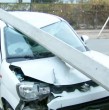 Un vehículo derribó un poste del tendido eléctrico en Av. Quilín con Óscar Bonilla, en Macul. La conductora perdió el control al mirar el Waze. El tránsito se mantendrá cortado durante toda la mañana.