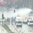 La marcha de la Confech por la Alameda desató disturbios frente a la UC, obligando a Carabineros a intervenir. Las estaciones Universidad Católica y Santa Lucía del Metro permanecen cerradas.