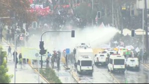 Incidentes se registran en medio de marcha estudiantil de la Confech en plena Alameda