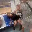 Un video grabado en el Metro de Barcelona mostró un tenso enfrentamiento tras insultos racistas y xenófobos de una pasajera contra usuarios, incluida una chilena, y se viralizó en redes.