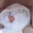 Tita Ureta presentó por primera vez en televisión a su hija Cala durante una videollamada con ?La Hora de Jugar. La conductora también compartió cómo han sido sus primeras semanas como mamá.