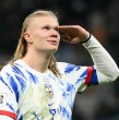 Erling Haaland mide 1,95 metros, tiene 25 años y nació en Leeds, Inglaterra. Es el máximo goleador histórico de Noruega y el delantero más temido del mundo. Su primer Mundial llega en 2026 con el Grupo I.