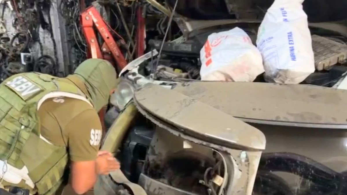 Carabineros desbarató desarmaduría ilegal en Santiago: Incautaron piezas de tres autos robados y detuvieron a tres personas
