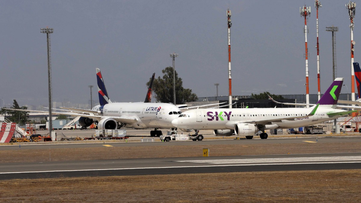 Fiscalía Nacional Económica aprueba con 'medidas de mitigación' compra de Sky Airline por parte de Abra Group Limited
