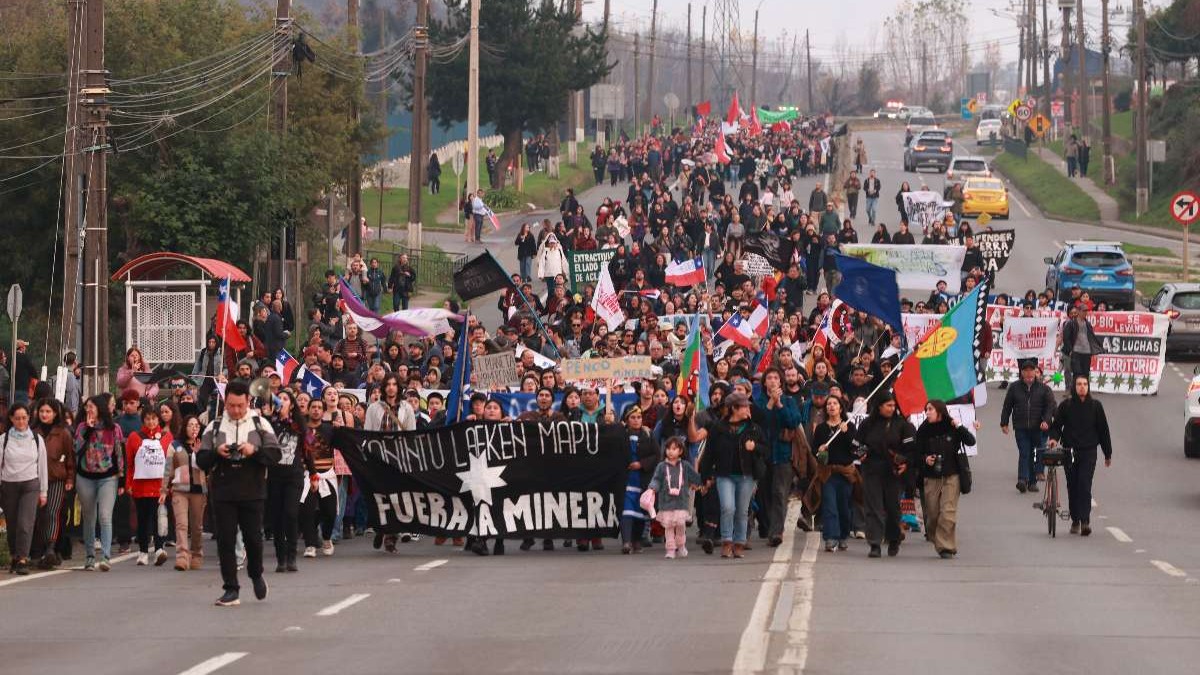 Penco sale a las calles para rechazar iniciativa minera de tierras raras