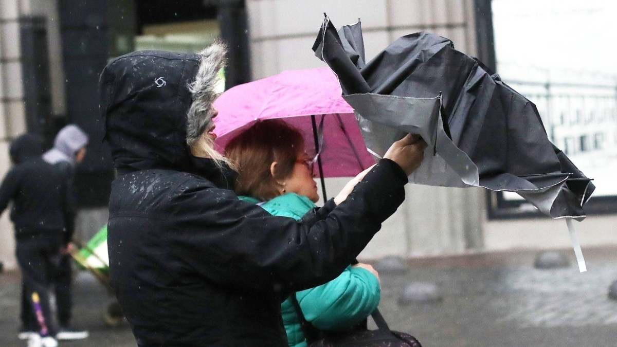 Incluida la Región Metropolitana: Meteorología emite aviso por rachas de viento de hasta 70 km/h en zonas de cinco regiones