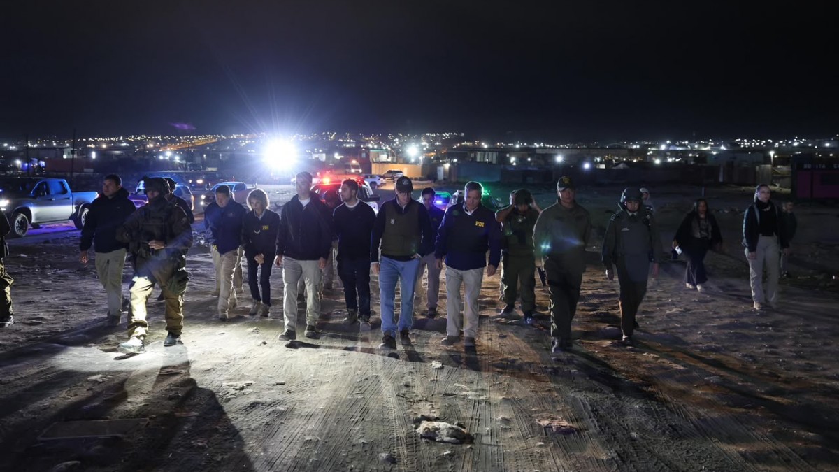 'Los vecinos exigen poder vivir en paz': Ministro de Seguridad encabezó operativo en la toma de El Boro en Alto Hospicio