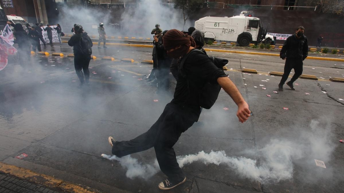 Cadem: 84% apoya que 'Registro de Vándalos' debería 'obligar a reparar el daño' antes que quitar beneficios sociales