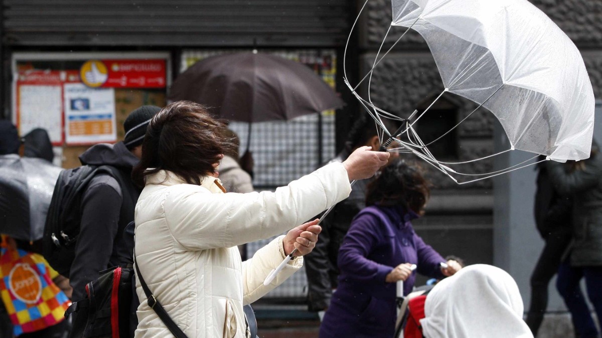 Meteorología actualiza aviso por vientos: Rachas ahora llegarán hasta 80 km/h y la zona afectada aumenta a siete regiones