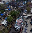 Entre cantos, aplausos y lágrimas, decenas de miles de fanáticos hacen filas de más de siete kilómetros para despedir a la leyenda del rock argentino Carlos \\\'Indio\\\' Solari. ¡Detalles!