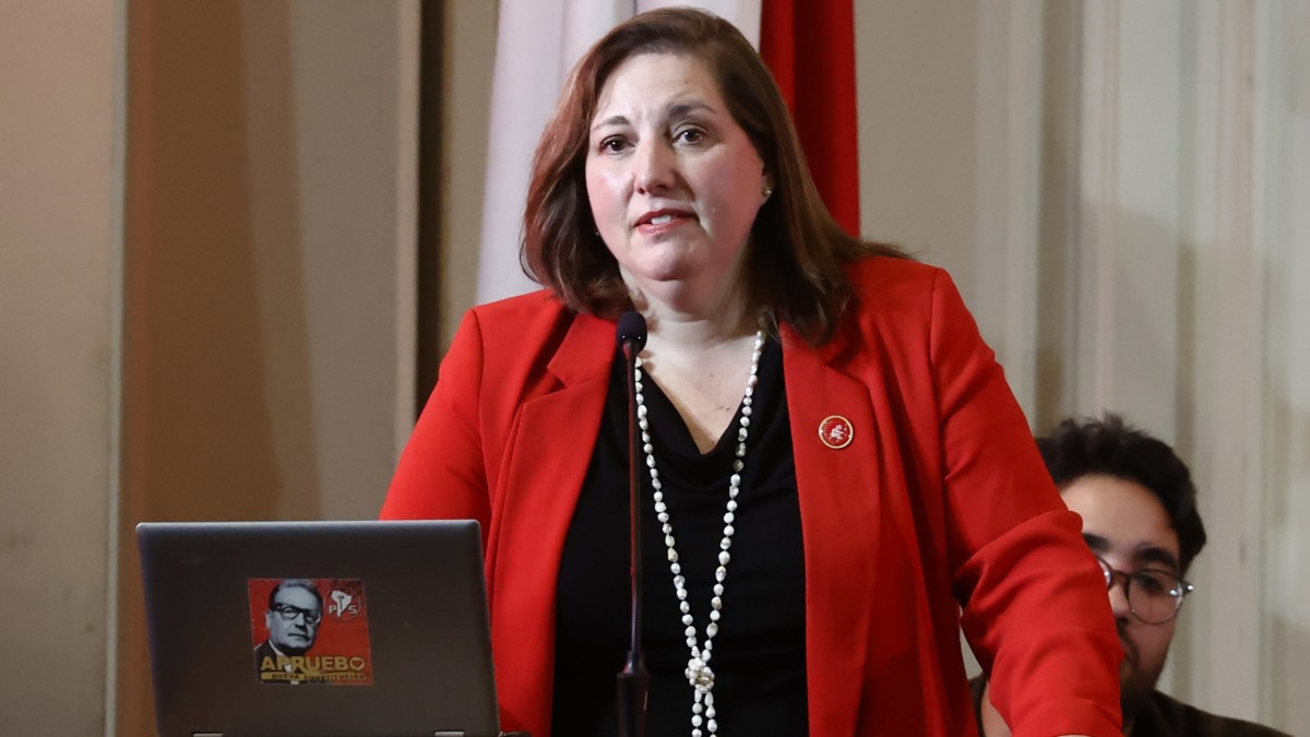 Presidenta del PS admite equivocación y frena distribución de propaganda contra el Presidente Kast con foto intervenida