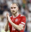 Christian Eriksen fue hospitalizado tras desplomarse durante un amistoso entre Dinamarca y Ucrania. La federación danesa informó que el futbolista está estable y podría recibir el alta pronto.