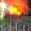 Bomberos trabaja en un incendio estructural registrado en el barrio Yungay, en Santiago. La emergencia obligó a declarar tercera alarma y mantiene cortes de tránsito en el sector.