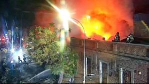 Gran incendio en el centro de Santiago provoca derrumbe y obliga a cortar el tránsito