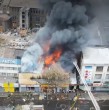 Un nuevo incendio en el centro de Santiago se está registrando esta tarde de martes en plena Alameda, donde un mall chino y otros locales comerciales se encuentran bajo las llamas.