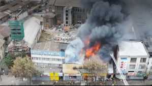 Gran incendio en plena Alameda: Mall chino y otros locales comerciales afectados por las llamas
