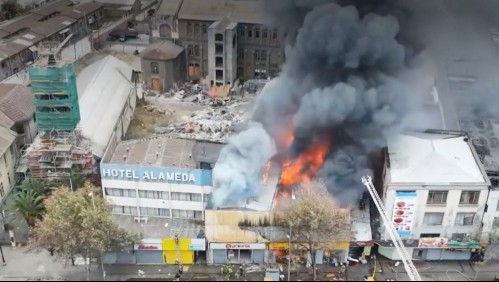 Gran incendio en plena Alameda: Mall chino y otros locales comerciales afectados por las llamas