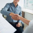 Las compañías buscan principalmente profesionales de Ingeniería Comercial, Administración y Marketing, ofreciendo rentas que fluctúan entre $1.500.000 y $3.000.000 líquidos mensuales, además de comisiones variables asociadas al desempeño.