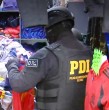 La PDI allanó varios locales en el barrio Meiggs por presunta venta de ropa falsificada. El operativo incluyó incautaciones de prendas deportivas y productos que imitaban marcas reconocidas.