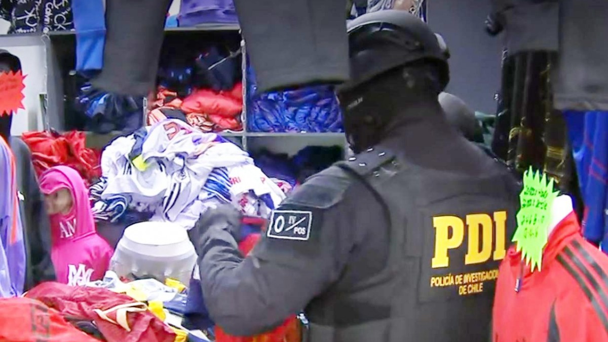 Desde camisetas deportivas a prendas de reconocidas marcas: Allanan varios locales por venta de ropa falsificada en Meiggs