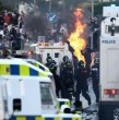 Irlanda del Norte vive una segunda jornada de disturbios tras un ataque con arma blanca atribuido a un inmigrante sudanés. Autoridades británicas denunciaron episodios de violencia, con policías heridos y detenidos en Belfast y otras localidades.