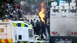 Segunda noche de disturbios antiinmigración tras ataque atribuido a refugiado de Sudán en Irlanda del Norte