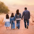 El programa Turismo Familiar subsidia el 80% de viajes de 3 días y 2 noches con todo incluido. Revisa el tramo del Registro Social de Hogares  requerido y cómo postular en tu municipio.