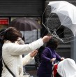 La Dirección Meteorológica de Chile emitió un aviso por fuertes vientos. Revisa acá las zonas de las ocho regiones afectadas y los horarios de las rachas de hasta 100 km/h.