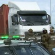 Un robo de camión con whisky terminó en persecución policial en Quilicura. Hubo una balacera, un delincuente herido y dos detenidos. Se recuperó la carga valuada en $55 millones.