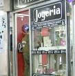 Conoce detalles sobre el robo que afectó en la tarde de este jueves a una joyería en el tradicional Caracol Lo Ovalle de La Cisterna. Unos delincuentes incluso utilizaron armas de fuego.