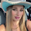 La influencer relató la situación a través de sus redes sociales, donde explicó que tanto ella como su esposo, Nino Morales, quedaron varados tras percatarse de que al vehículo diésel le habían cargado gasolina por error.